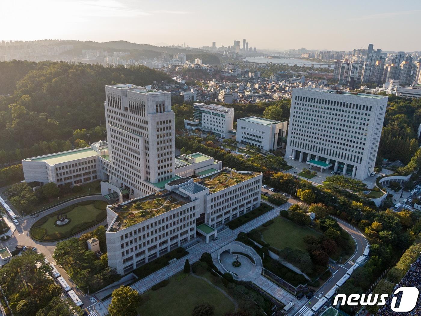 본문 이미지 - 대법원(왼쪽)과 대검찰청. ⓒ News1 유승관 기자