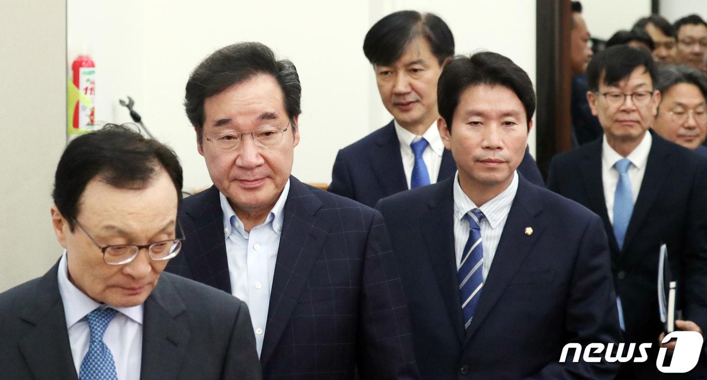 본문 이미지 - 이해찬 더불어민주당 대표, 이낙연 국무총리, 이인영 원내대표, 조국 법무부 장관, 김상조 대통령비서실 정책실장이 13일 서울 여의도 국회에서 열린 고위당정청협의회에 참석하고 있다. 이날 참석자들은 검찰개혁관련 논의를 했다. 2019.10.13/뉴스1 ⓒ News1 김명섭 기자