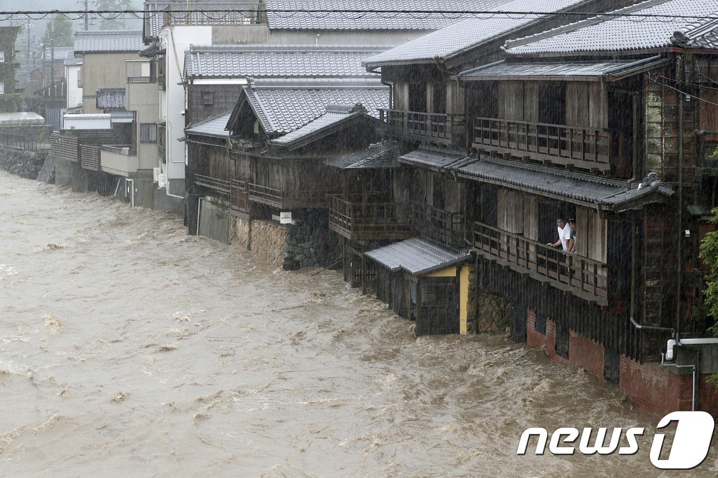 본문 이미지 - 12일 태풍 하기비스의 영향으로 이스즈강이 범람하며 물에 잠긴 미에현 이세시의 모습.  ⓒ 로이터=뉴스1