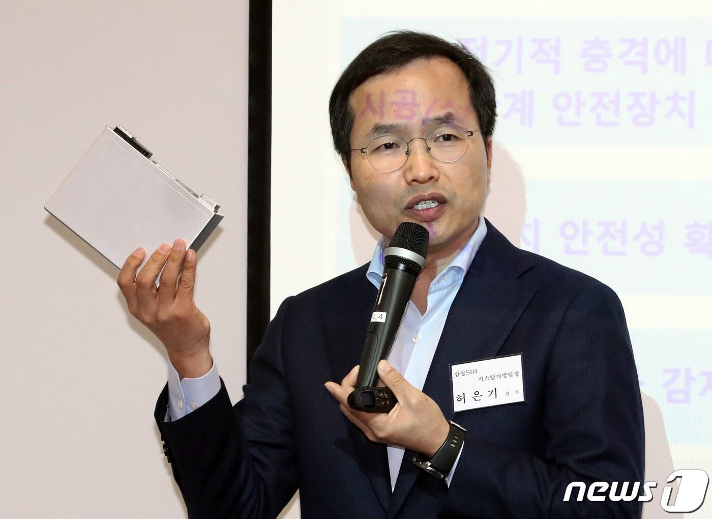 본문 이미지 - 허은기 삼성SDI 시스템개발팀장이 14일 오전 서울 중구 삼성전자 기자실에서 ESS(에너지저장장치) 안전성 강화 대책을 설명하고 있다. 삼성SDI는 최근 국내에서 잇따라 발생하고 있는 ESS 시스템 화재를 막기 위해 국내에 설치된 모든 제품에 대한 안전성을 재점검하고 화재 확산을 차단할 수 있는 특수 소화시스템을 추가로 적용한다고 밝혔다. 2019.10.14/뉴스1 ⓒ News1 이재명 기자