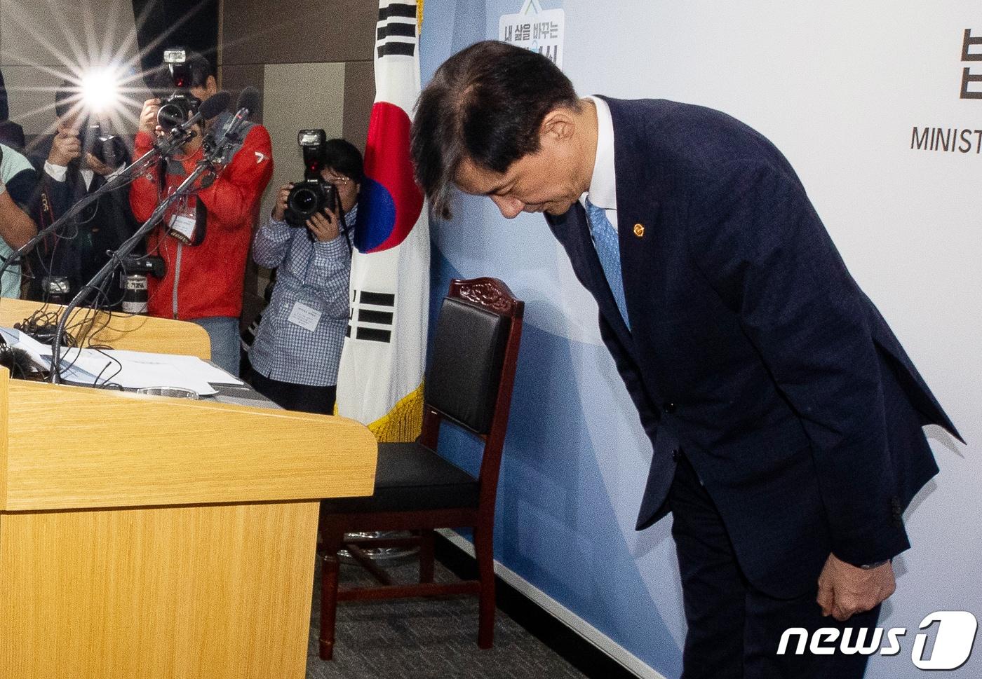 본문 이미지 - 조국 법무부 장관이 14일 오후 법무부를 통해 사퇴 의사를 밝혔다.  News1 유승관 기자