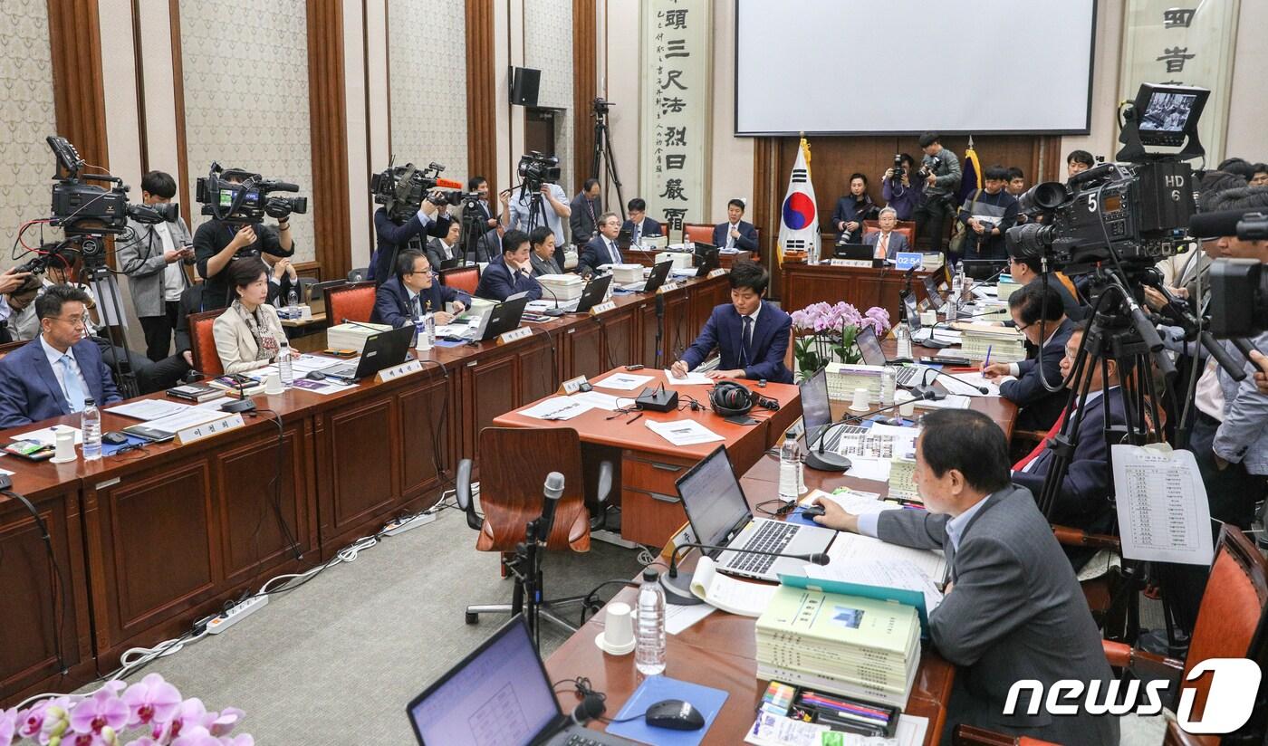 본문 이미지 - 14일 오전 서초구 서울고등법원에서 국회 법제사법위원회의 서울고법·서울중앙지법·서울행정법원 등에 대한 2019년 국정감사가 열리고 있다. 2019.10.14/뉴스1 ⓒ News1 성동훈 기자