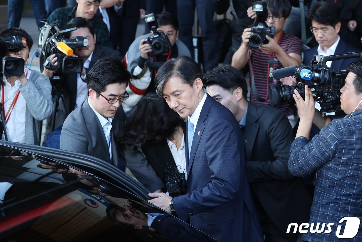 본문 이미지 - 조국 전 법무부 장관이 14일 오후 사의를 표명한 뒤 정부과천청사 법무부를 나서고 있다. 2019.10.14/뉴스1 ⓒ News1 유승관 기자
