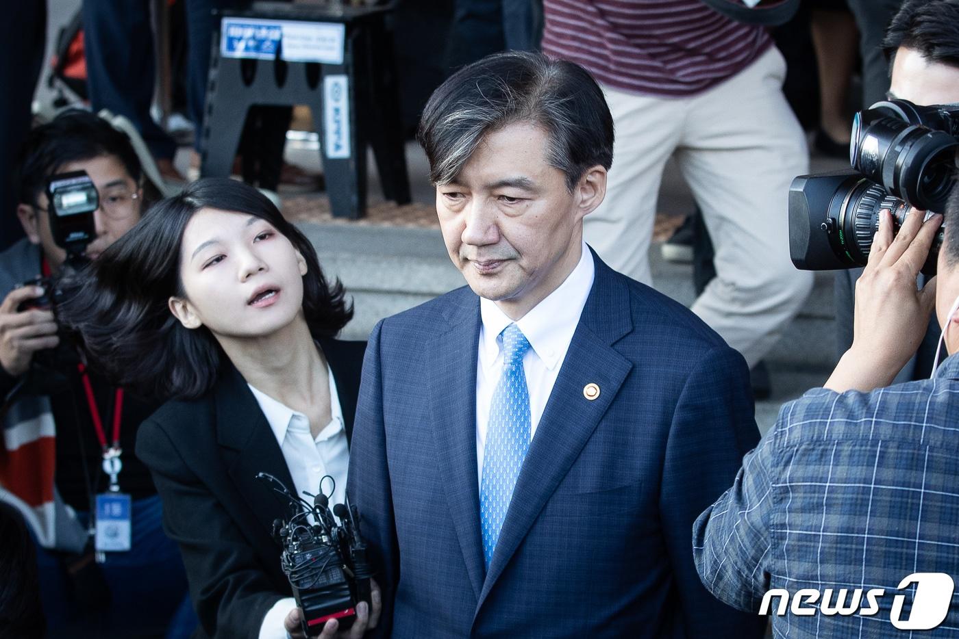 본문 이미지 - 사의를 표명한 조국 법무부 장관이 14일 오후 정부과천청사 법무부를 나서고 있다. 2019.10.14/뉴스1 ⓒ News1 유승관 기자