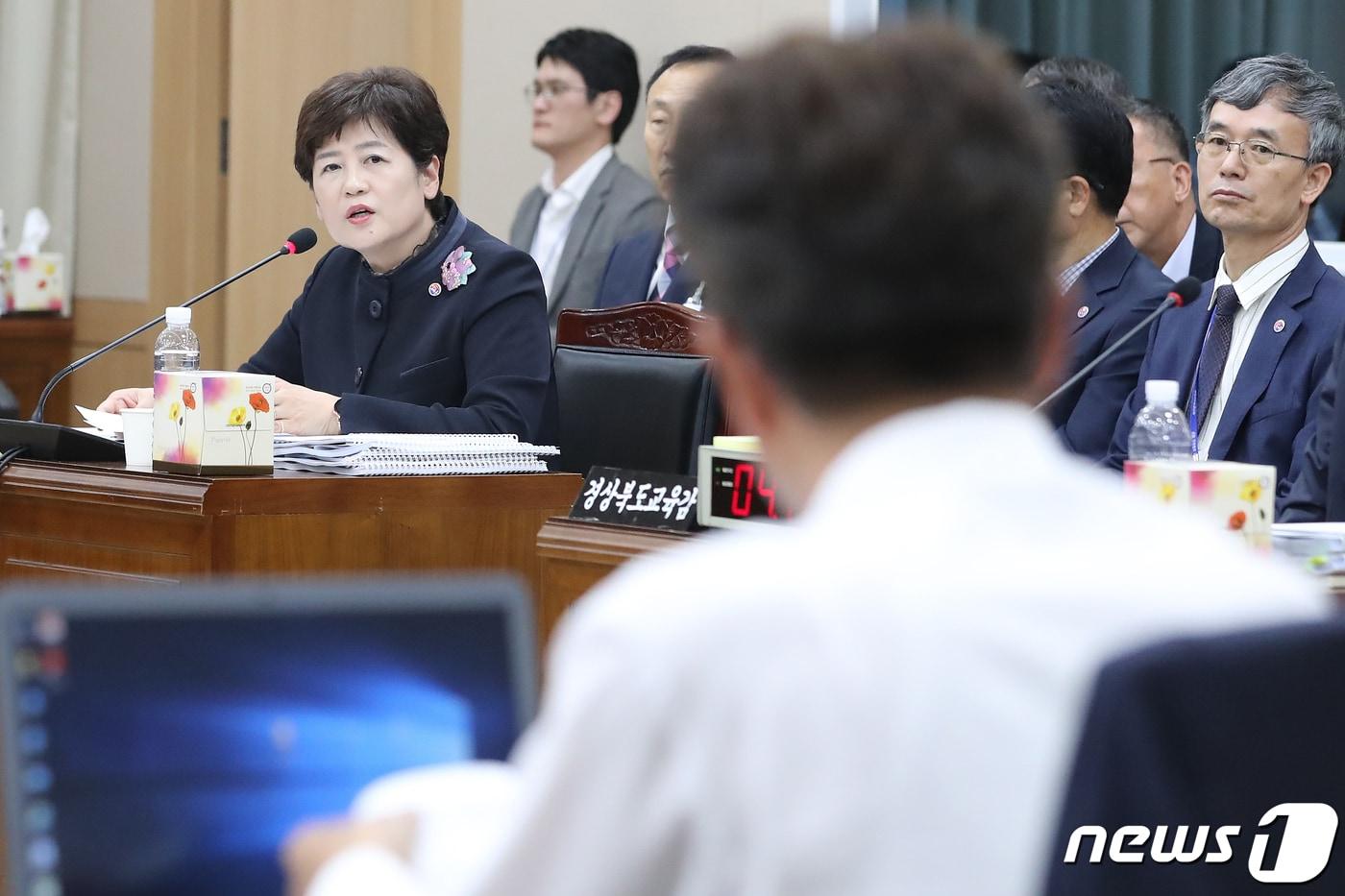 본문 이미지 - 강은희 대구시교육감이 14일 오후 경북 안동시 풍천면 경북도교육청 대회의실에서 열린 국회 교육위원회의 대구시·경북도·강원도교육청에 대한 국정감사에서 영남공고 각종 재단비리와 관련해 정의당 여영국 의원의 질의에 한바탕 설전을 벌이고 있다. 2019.10.14/뉴스1 ⓒ News1 공정식 기자