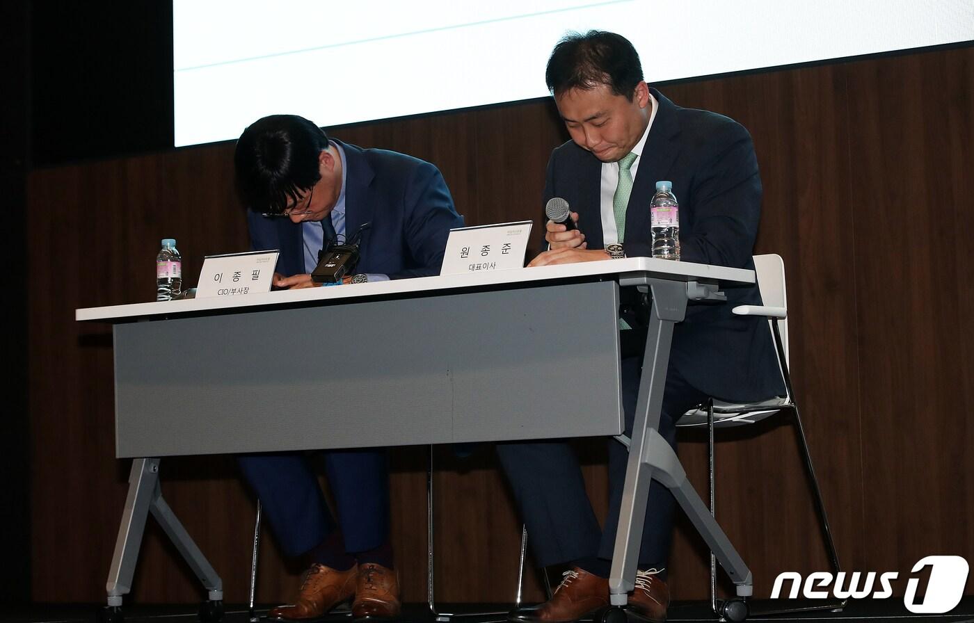 원종준 전 라임자산운용 대표이사(오른쪽)와 이종필 전 부사장이 2019년 10월14일 오후 서울 여의도 국제금융센터(IFC)에서 펀드 환매 연기 사태 관련 기자 간담회를 마친 뒤 고개 숙여 인사하고 있다. (자료사진) 2019.10.14/뉴스1 ⓒ News1 오대일 기자