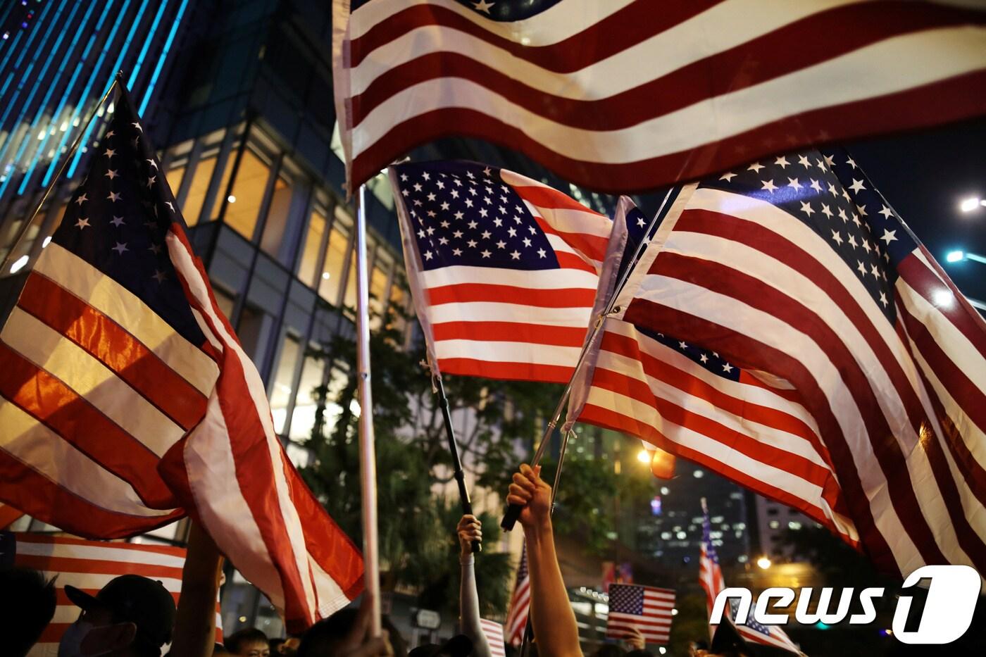 본문 이미지 - 14일 홍콩 시민들이 성조기를 흔들며 '홍콩 인권법' 통과를 촉구하고 있다. ⓒ 로이터=뉴스1 ⓒ News1 