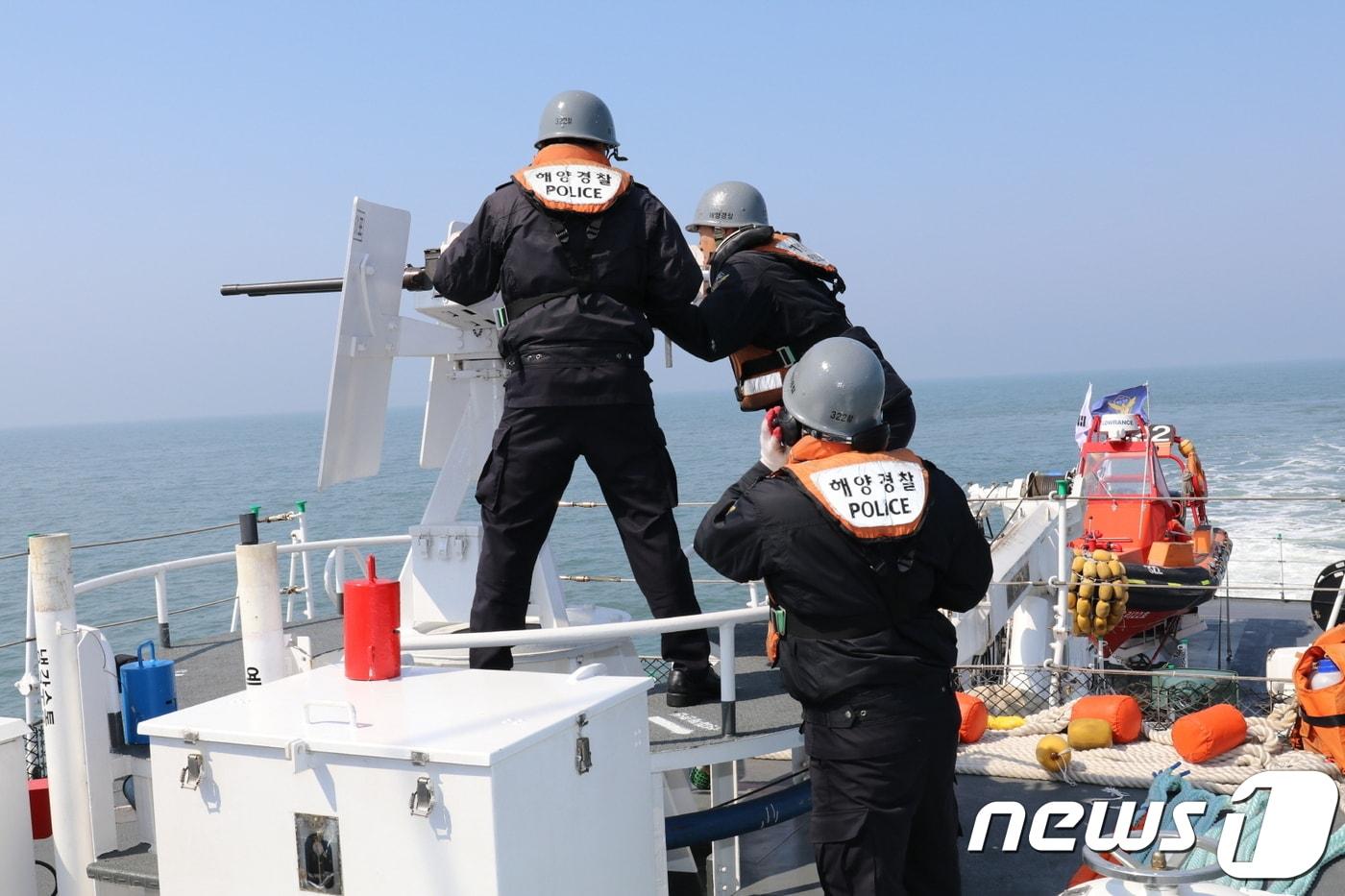 본문 이미지 - 군산해경이 경비함정 해상종합훈련 일환으로 해상사격을 하고 있다. /ⓒ 뉴스1