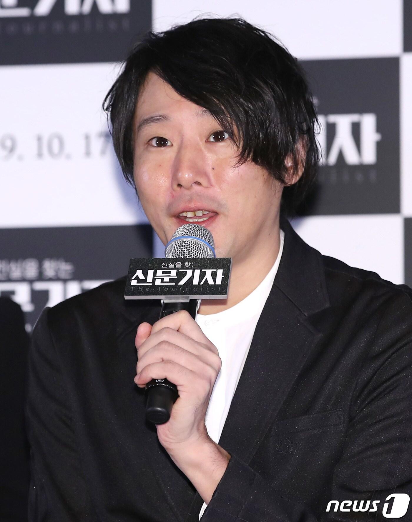 본문 이미지 - 후지이 미치히토 감독이 15일 오전 서울 압구정CGV에서 열린 영화 ‘신문기자’ 기자간담회에 참석해 인사말을 하고 있다. ’신문기자’는 가짜 뉴스부터 댓글 조작까지, 국가가 감추려 하는 진실을 집요하게 쫓는 기자의 이야기를 담았다. ‘일본 언론의 상징’이 된 도쿄신문 사회부 소속 모치즈키 이소코 기자의 동명 저서 ‘신문기자’를 모티브로 했다. 2019.10.15/뉴스1 ⓒ News1 권현진 기자