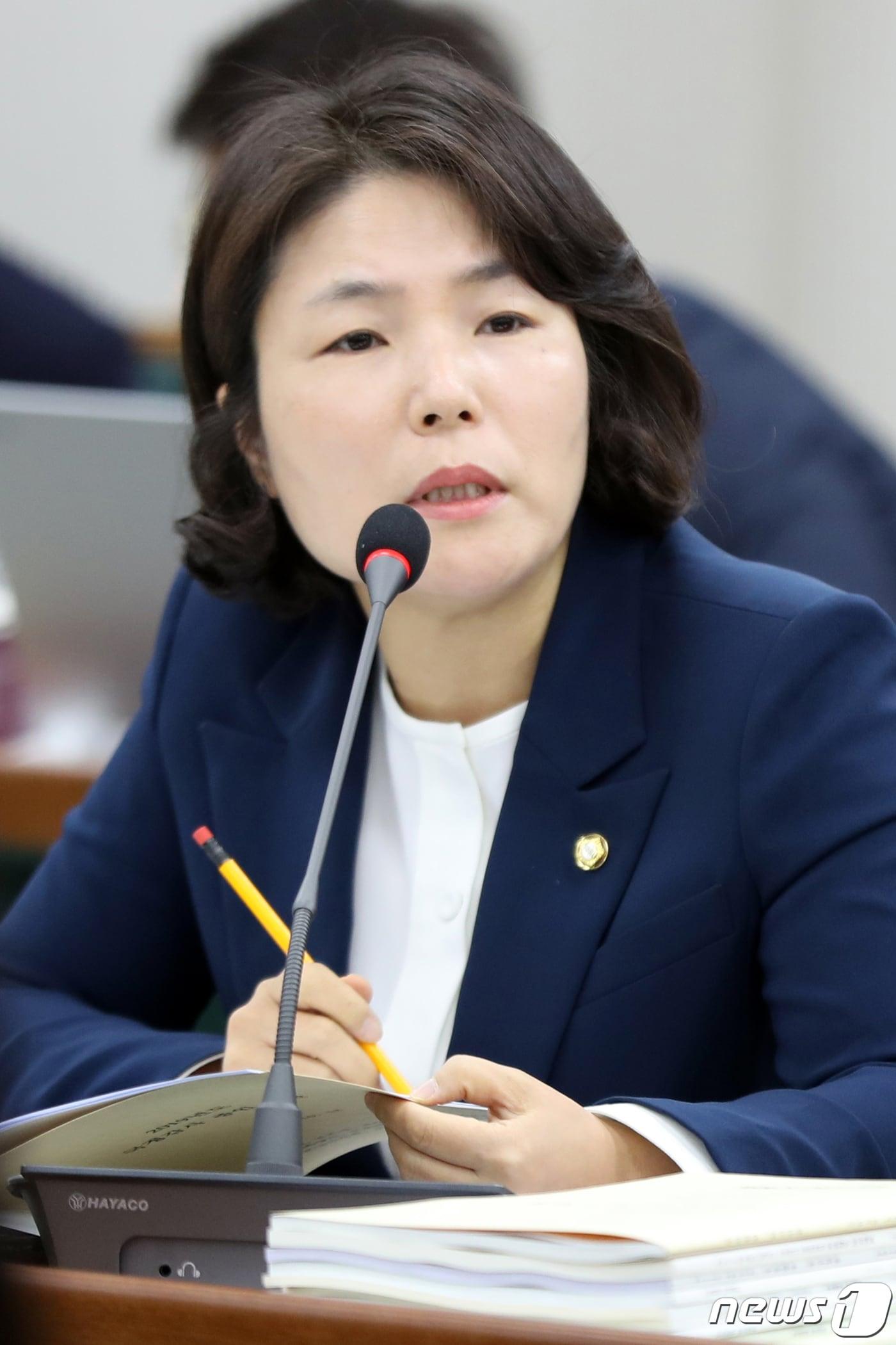 본문 이미지 - 전희경 자유한국당 의원이 15일 오전 광주 북구 전남대학교 본관에서 열린 교육위원회의 전남대, 전북대, 군산대, 목포대, 순천대, 제주대 등에 대한 국정감사에서 모두발언하고 있다. 2019.10.15 /뉴스1 ⓒ News1 황희규 기자