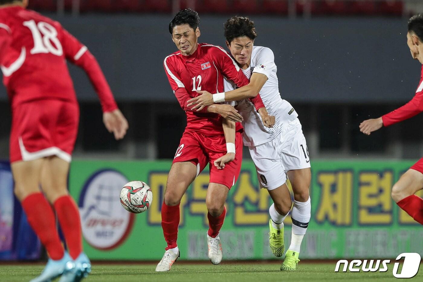 15일 북한 평양 김일성경기장에서 열린 2022년 카타르월드컵 아시아지역 2차 예선 한국과 북한의 경기에서 황의조가 볼다툼을 하고 있다. (대한축구협회 제공) /뉴스1 ⓒ News1 성동훈 기자