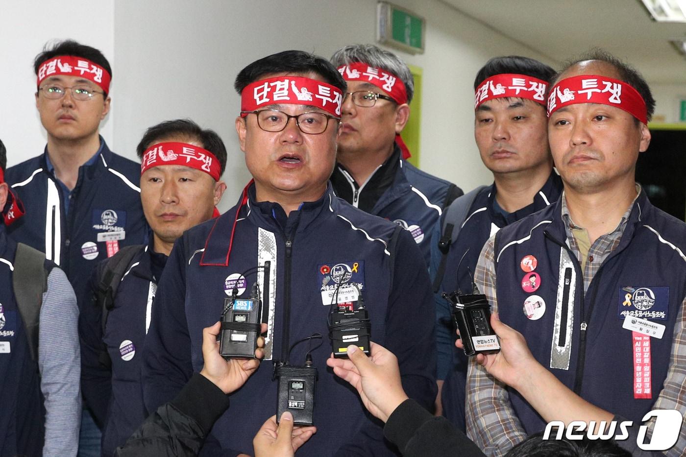 본문 이미지 - 윤병범 서울교통공사 노조위원장이 10월15일 오후 서울 성동구 서울교통공사 본사에서 노사 협상 결렬을 선언하고 있다. 2019.10.15/뉴스1 ⓒ News1 성동훈 기자