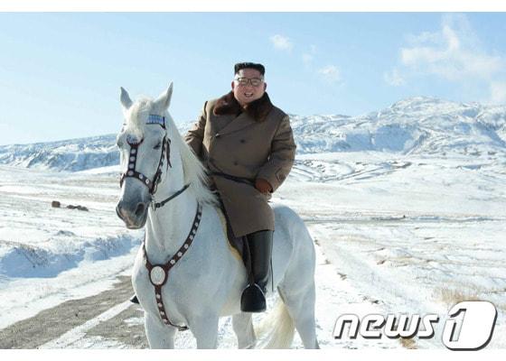 본문 이미지 - 김정은 북한 국무위원장이 '혁명의 성지'로 여겨지는 백두산을 찾았다고 노동당 기관지 노동신문이 16일 보도했다.  2019.10.16(노동신문)ⓒ 뉴스1