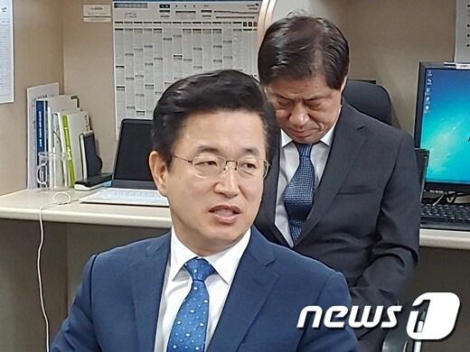 본문 이미지 - 허태정 대전시장이 16일 오전 시청 기자실을 찾아 대전시티즌과 관련한 투자 유치에 대해 설명하고 있다. /ⓒ 뉴스1