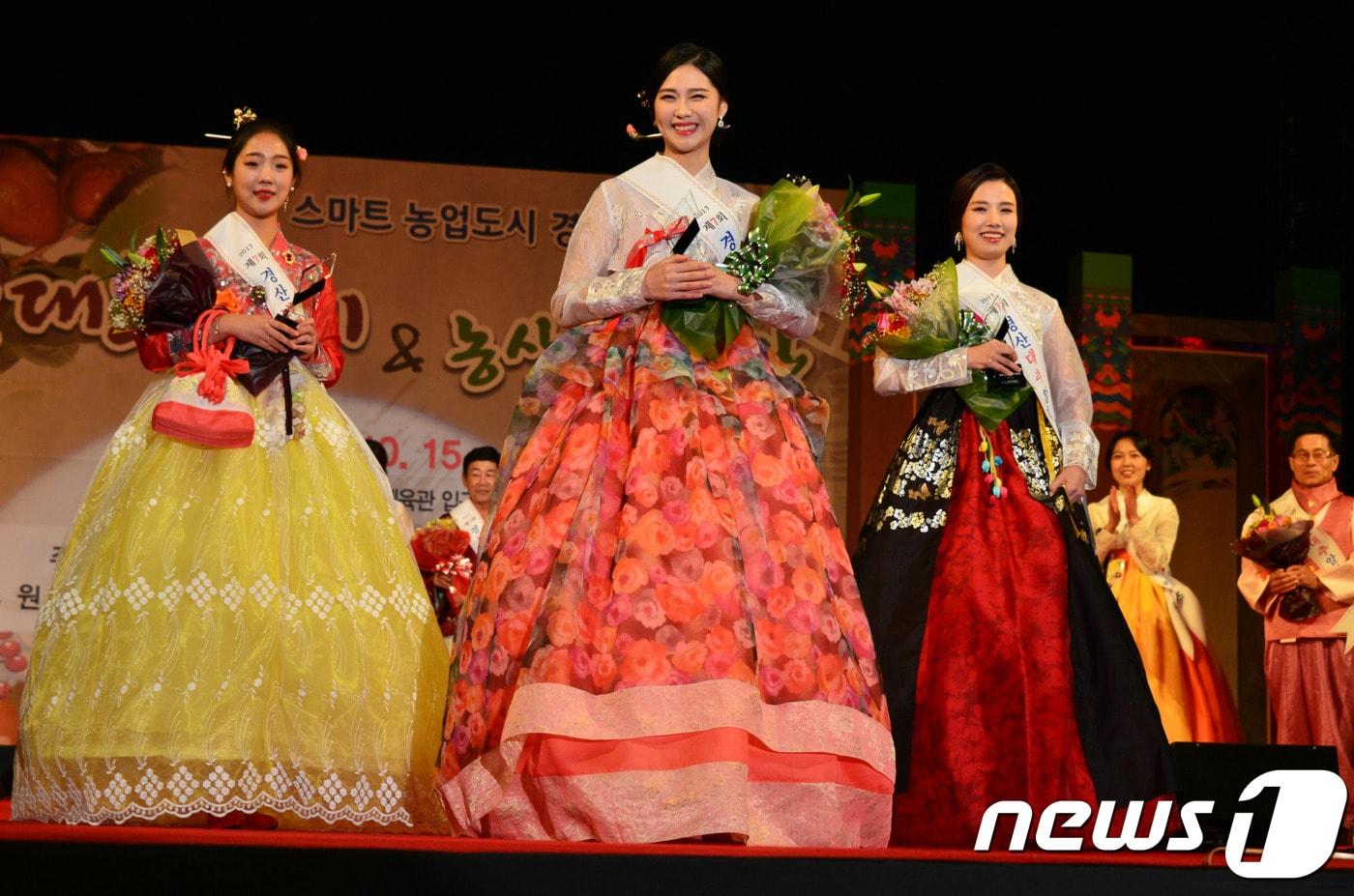 본문 이미지 - 옹골찬 농산물과 함께 하는' 2019 경산대추축제 대동한마당&예술제'가 18~20일 경산생활체육공원 어귀마당 일원에서 열린다. 사진은 지난해 경산대추알리미 선발대회 장면(경산시제공) 2019.10.17 /뉴스1 ⓒ News1