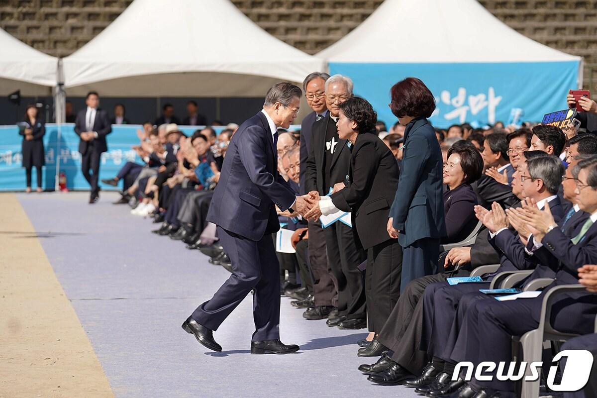 본문 이미지 - 문재인 대통령이 16일 경남 창원시 마산합포구 경남대학교에서 열린 제40주년 부마민주항쟁 기념식에서당시 마산시위에 참여했던 옥정애 씨를 격려하고 있다. 청와대 제공) 2019.10.16/뉴스1