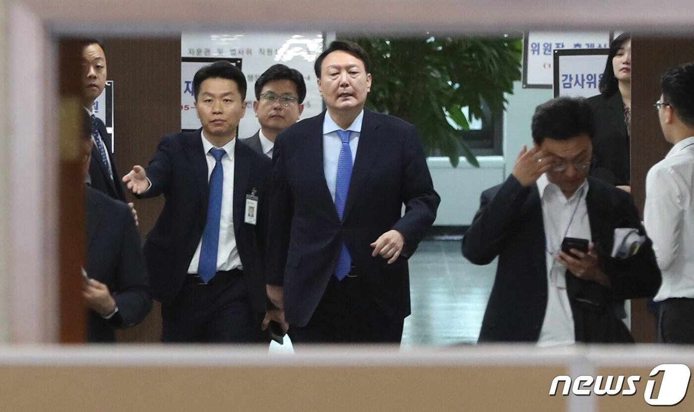 본문 이미지 - 윤석열 검찰총장이 17일 오전 서울 서초구 대검찰청에서 열린 국회 법제사법위원회의 대검찰청에 대한 국정감사에 참석하고 있다. 2019.10.17/뉴스1 ⓒ News1 이광호 기자