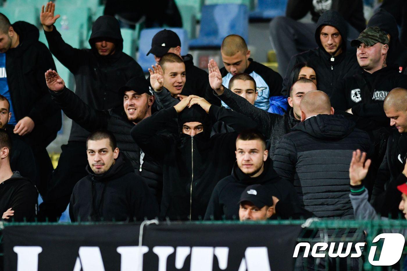 본문 이미지 - 나치식 경례를 하고 있는 불가리아 홈 팬들. ⓒ AFP=뉴스1