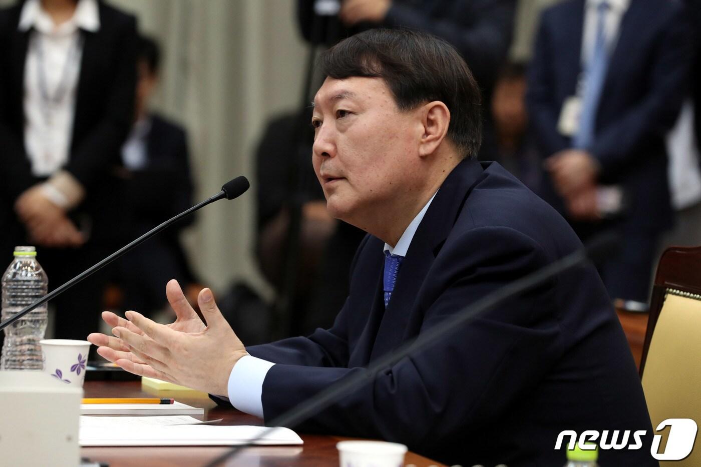 윤석열 검찰총장이 17일 오전 서울 서초구 대검찰청에서 열린 국회 법제사법위원회의 대검찰청에 대한 국정감사에 출석해 의원들 질의에 답하고 있다. 2019.10.17/뉴스1 ⓒ News1 이광호 기자