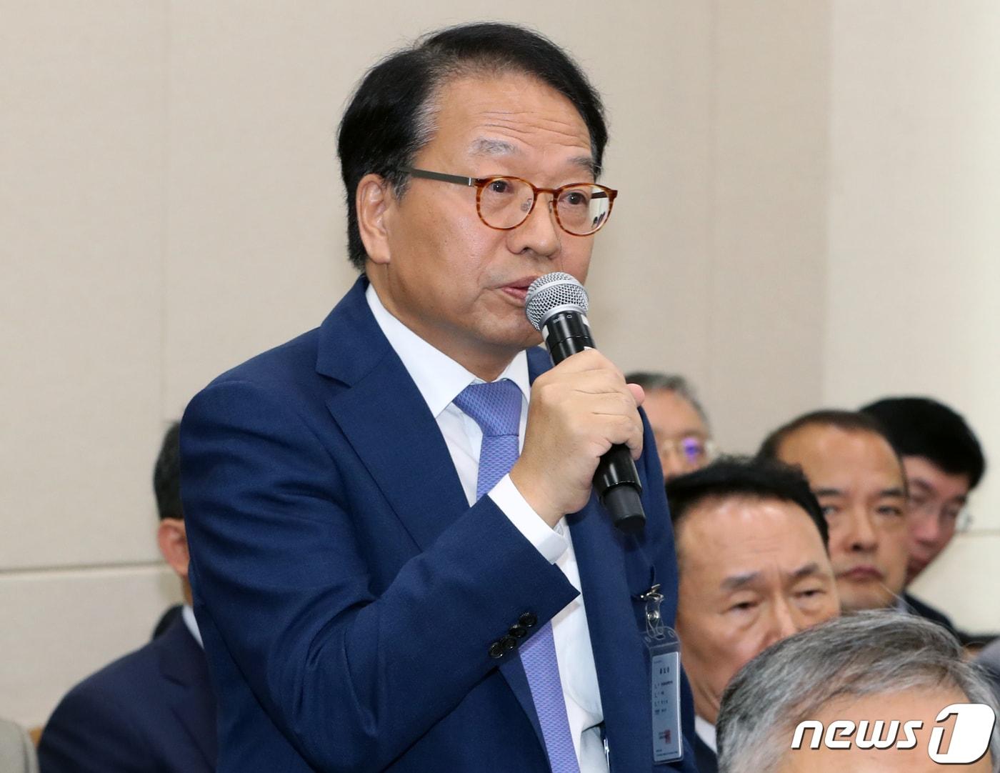 본문 이미지 - 한인섭 전 한국형사정책연구원장이 지난 2019년 10월17일 서울 여의도 국회에서 열린 정무위원회의 경제.인문사회연구회 출연연구기관 국정감사에서 김진태 자유한국당 의원 질의에 답변하고 있다. 2019.10.17/뉴스1 ⓒ News1 이종덕 기자