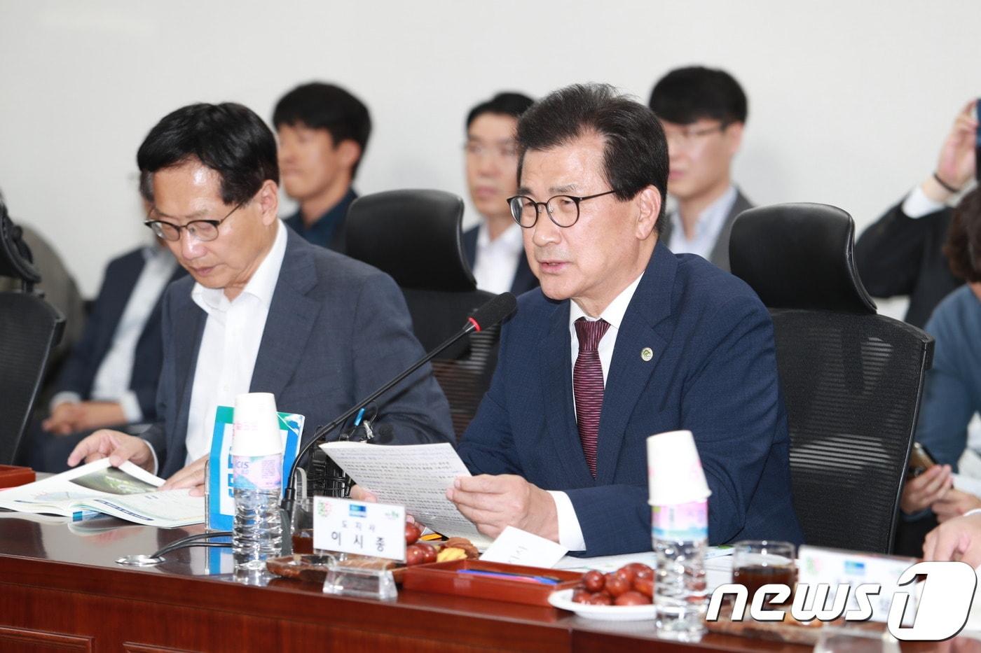 본문 이미지 - 이시종 충북지사가 17일 서울 여의도 국회의원회관에서 열린 더불어민주당과의 예산정책협의회에서 지역 현안을 건의하고 있다.(충북도 제공) 2019.10.17 ⓒ 뉴스1