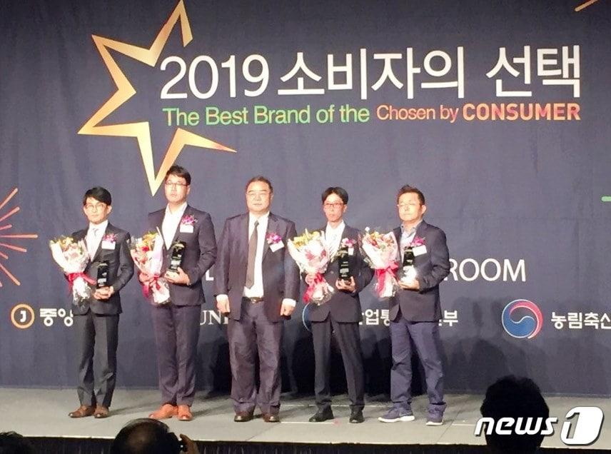 본문 이미지 - 2019 소비자의 선택 시상식에서 함양산양삼 6차산업사업단이 특산물 부문 대상을 수상하고 기념촬영하고 있다(함양군 제공)ⓒ 뉴스1