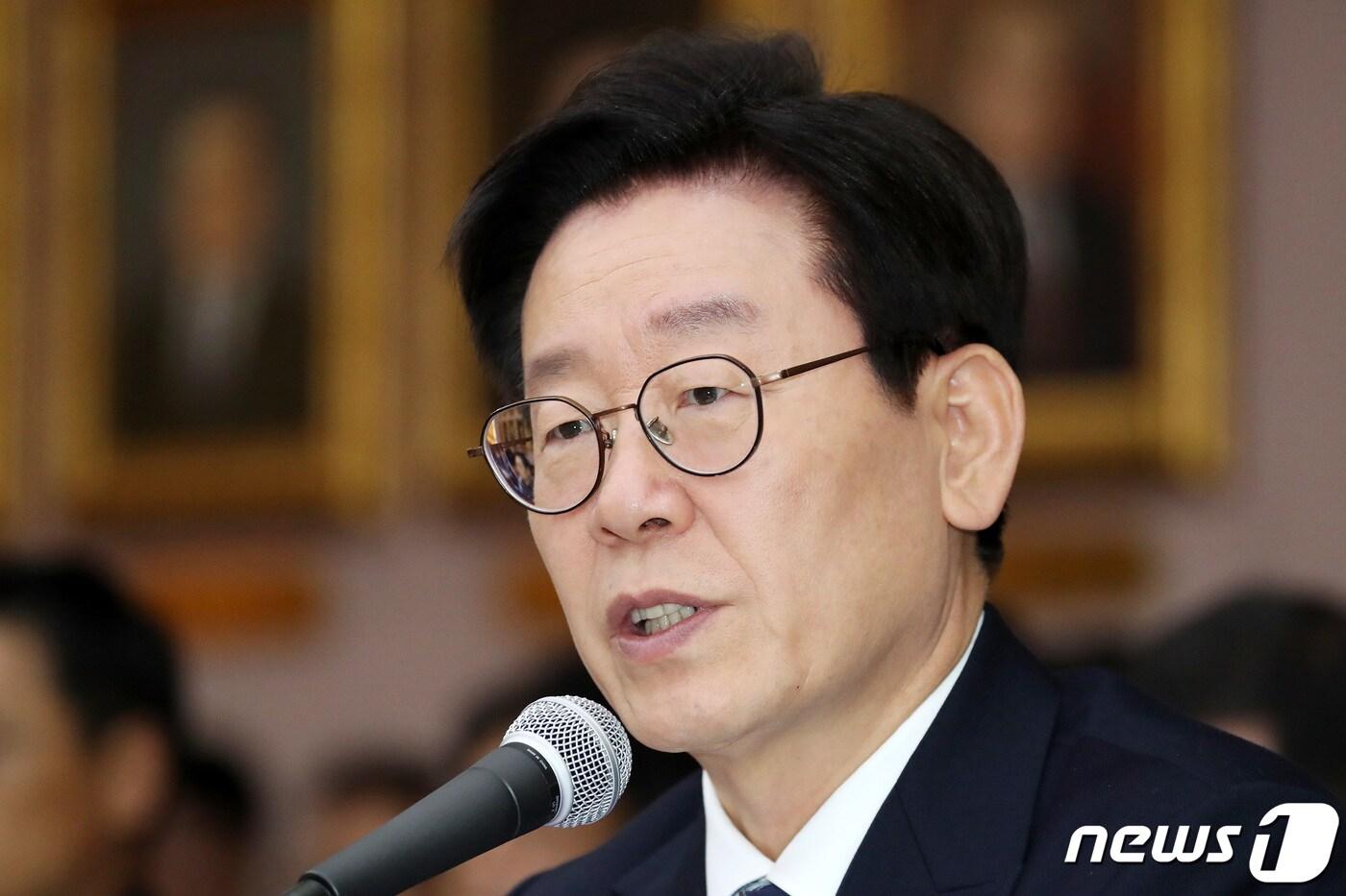 이재명 경기도지사가 18일 오전 경기도 수원시 팔달구 경기도청에서 열린 국회 행정안전위원회의 경기도에 대한 국정감사에서 의원의 질의에 답변하고 있다. 2019.10.18/뉴스1 ⓒ News1 조태형 기자