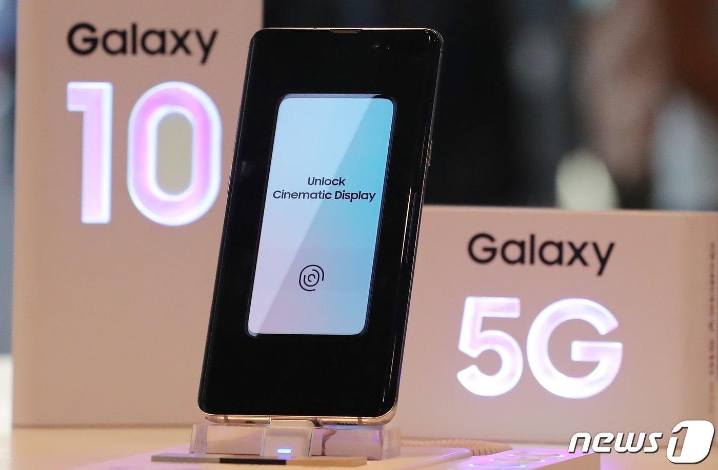 본문 이미지 - 사진은 18일 서울 서초구 삼성딜라이트에 전시된 갤럭시S10 시리즈. 2019.10.18/뉴스1 ⓒ News1 구윤성 기자