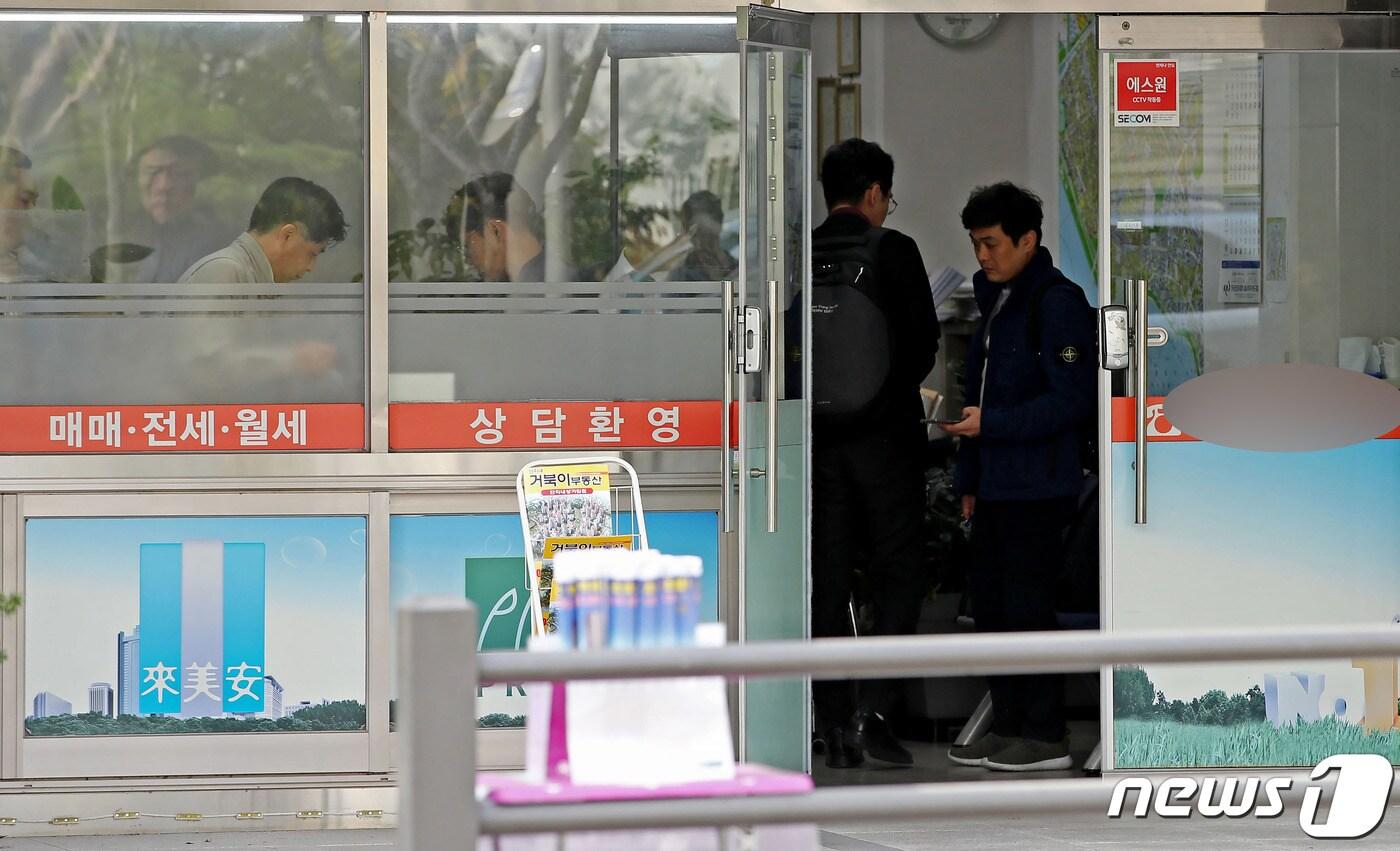 지난 18일 오후 서울 마포구 인근 부동산 밀집 상가 중개사무소에서 국토교통부와 서울시 등 지자체의 부동산시장 합동 현장점검반이 부동산 실거래 조사를 하고 있다. 2019.10.20/뉴스1 ⓒ News1 이동해 기자