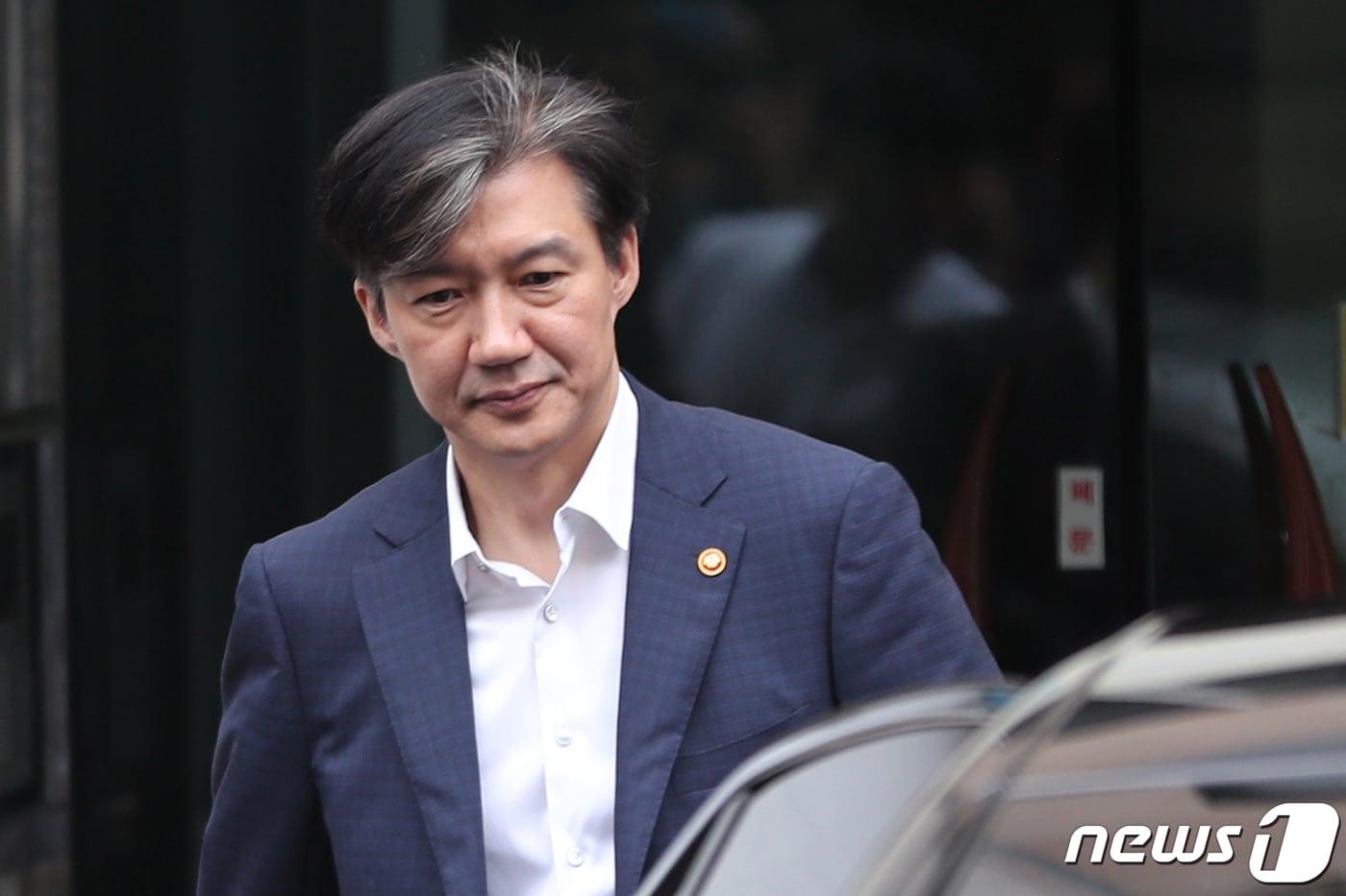 본문 이미지 - 조국 법무부장관이 출근하기 위해 2일 오전 서울 서초구 방배동 자택을 나서고 있다.2019.10.2/뉴스1 ⓒ News1 이광호 기자