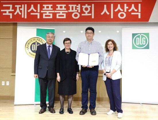 본문 이미지 - 지난 27일 국가식품클러스터에서 열린 국제식품품평회에서 관계자가 기념사진을 촬영하고 있다. (왼쪽부터) 정승희 DLG한국식품품평회 심사위원장 박사, 시몬쉴러 독일농업협회 대표이사, 김순오 아워홈마케팅1팅 팀장, 카타리나 리엔 독일농업협회 부회장.(사진제공=아워홈)ⓒ 뉴스1