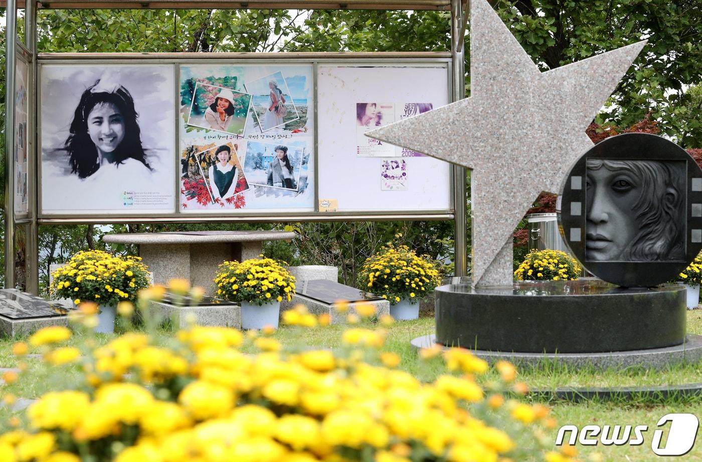 본문 이미지 - 故 최진실이 잠든 경기도 양평군 갑산공원 묘역에는 고인의 환한 미소가 담긴 사진들이 걸려있다. 2019.10.2/뉴스1 ⓒ News1 권현진 기자