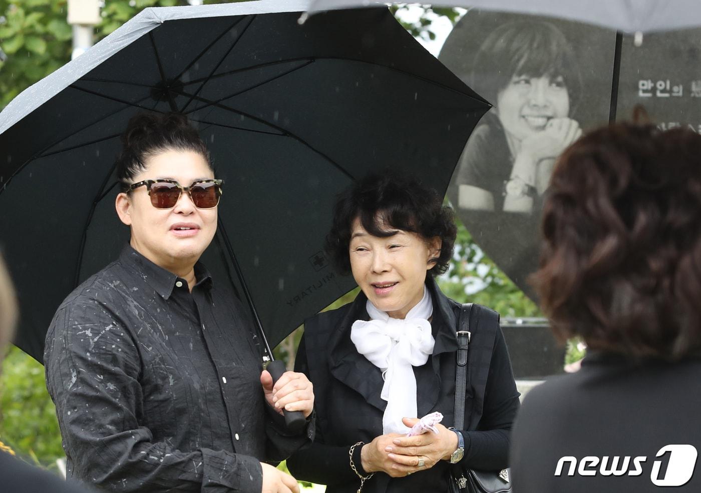 본문 이미지 - 2일 오전 경기도 양평군 갑산공원묘역에서 열린 故 최진실의 11주기 추도예배에 참석한 방송인 이영자와 고인의 모친(오른쪽)이 대화를 나누고 있다. 2019.10.2./뉴1 ⓒ News1 권현진 기자