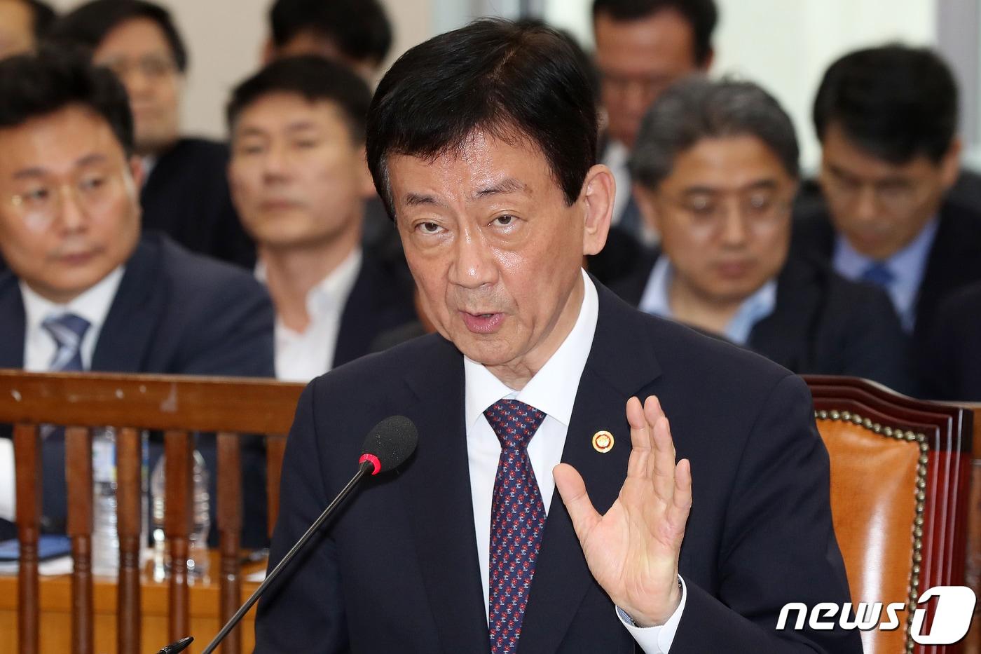 본문 이미지 - 진영 행정안전부 장관이 2일 서울 여의도 국회에서 열린 행정안전위원회 국정감사에 출석해 의원들의 질의에 답하고 있다. 2019.10.2/뉴스1 ⓒ News1 민경석 기자