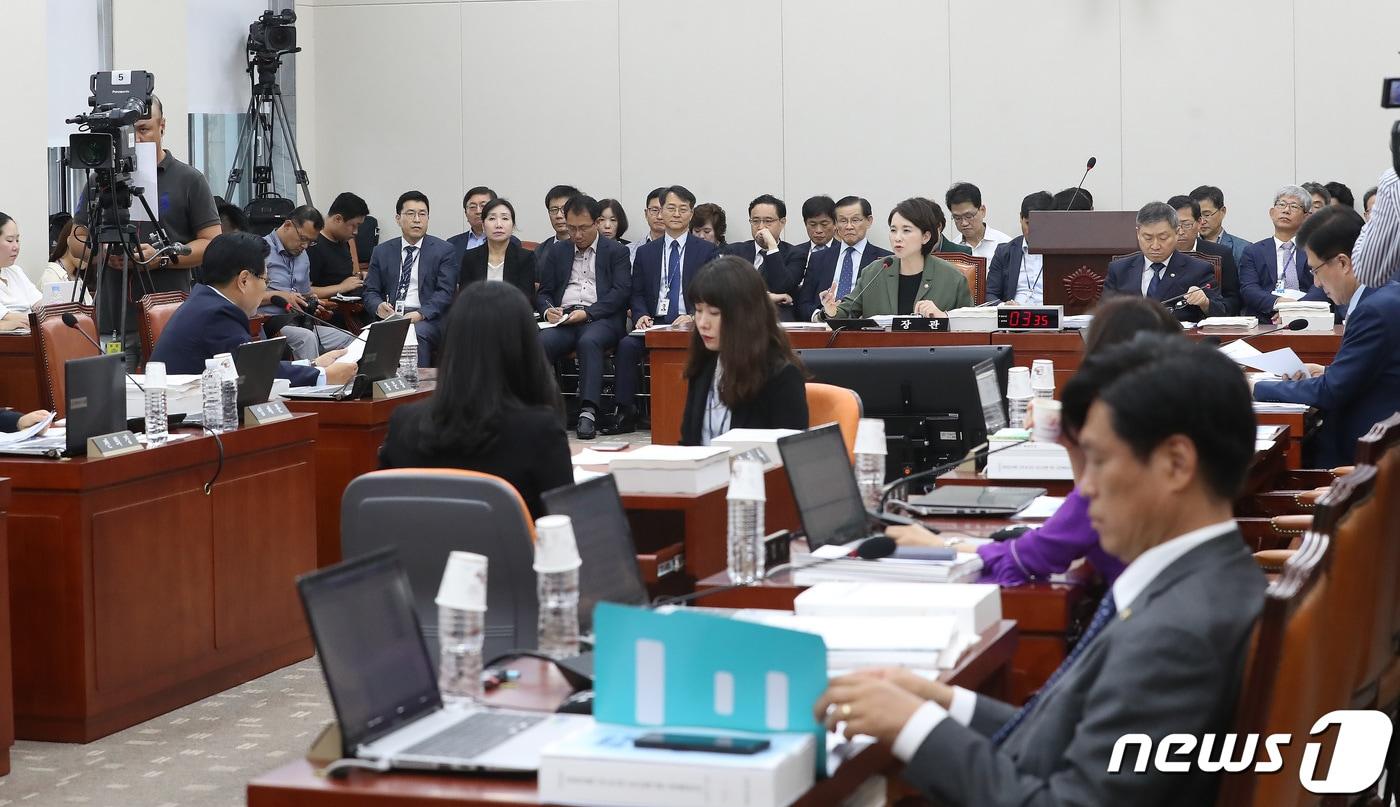 본문 이미지 - 2일 오전 서울 여의도 국회에서 열린 교육위원회의 교육부 등에 대한 국정감사. 2019.10.2/뉴스1 ⓒ News1 임세영 기자