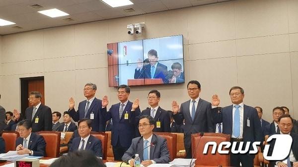 본문 이미지 - (선서자 왼쪽에서 2번째부터)김기태 GS칼텍스 사장, 손옥동 LG화학 사장, 이구용 한화케미칼 대표이사, 임병연 롯데케미칼 대표이사, 문동준 금호석유화학 사장이 2일 산자위 국감에 출석하고 있다.(김동규 기자)ⓒ 뉴스1