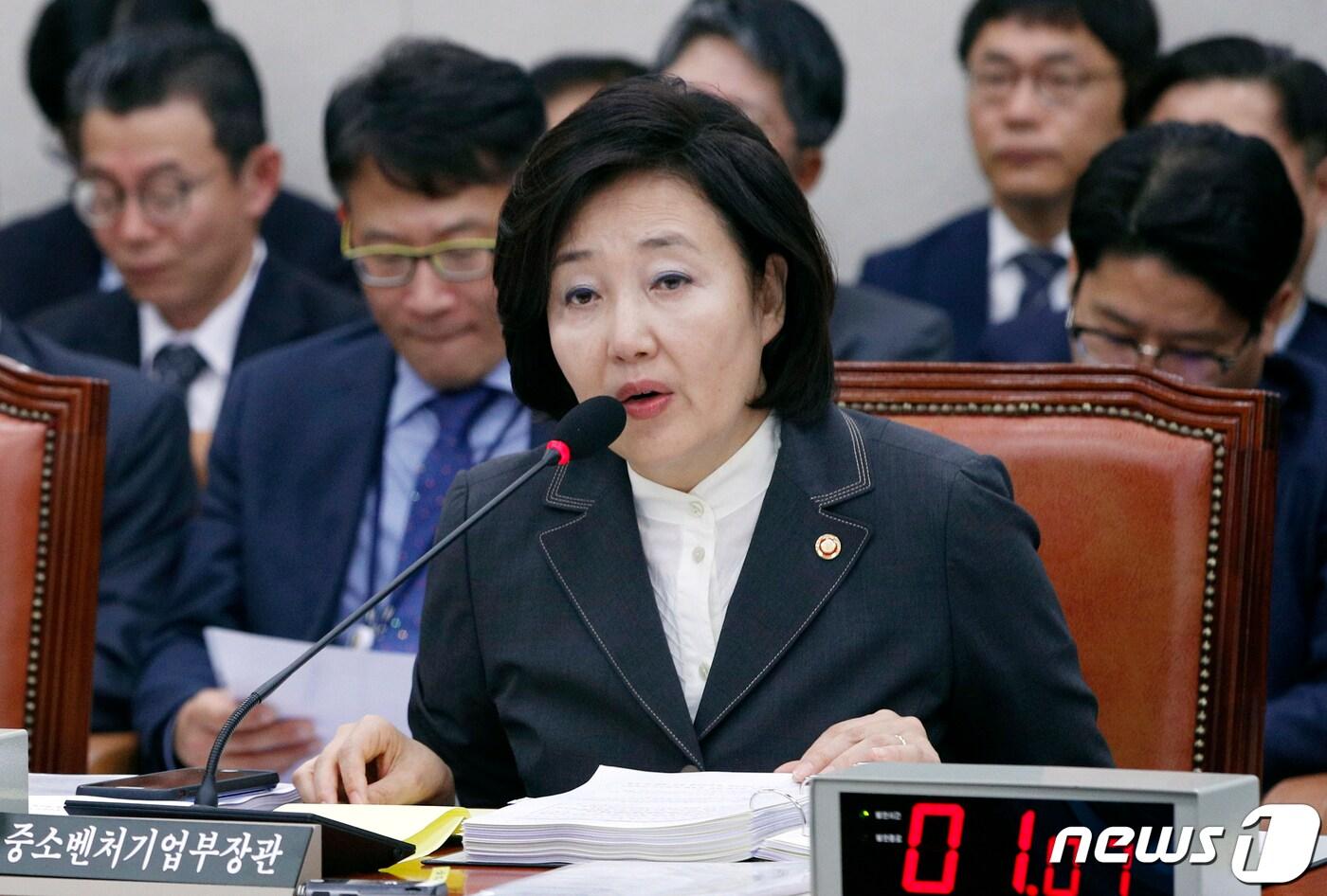 본문 이미지 - 박영선 중소벤처기업부 장관이 21일 서울 여의도 국회 산업통상자원중소벤처기업위원회 회의실에서 열린 중소벤처기업부, 특허청 등에 대한 종합감사에서 의원 질의에 답하고 있다. 2019.10.21/뉴스1 ⓒ News1 안은나 기자