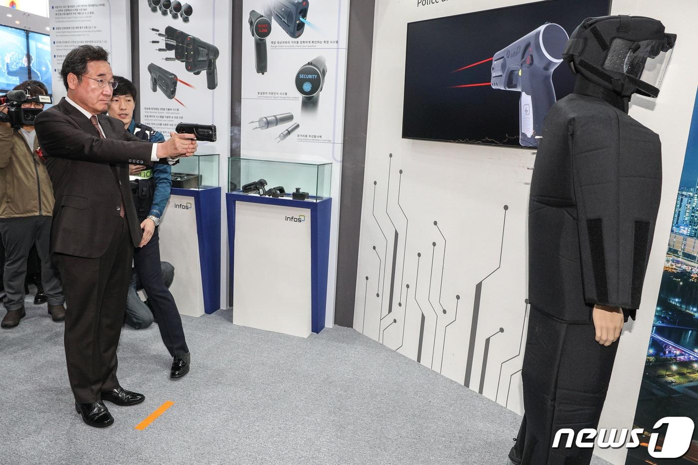 본문 이미지 - 경찰의 날인 21일 이낙연 국무총리가 인천 연수구 송도컨벤시아에서 열린 제1회 국제치안산업박람회에서 한국형 테이저건을 체험하고 있다. 2019.10.21/뉴스1 ⓒ News1 성동훈 기자