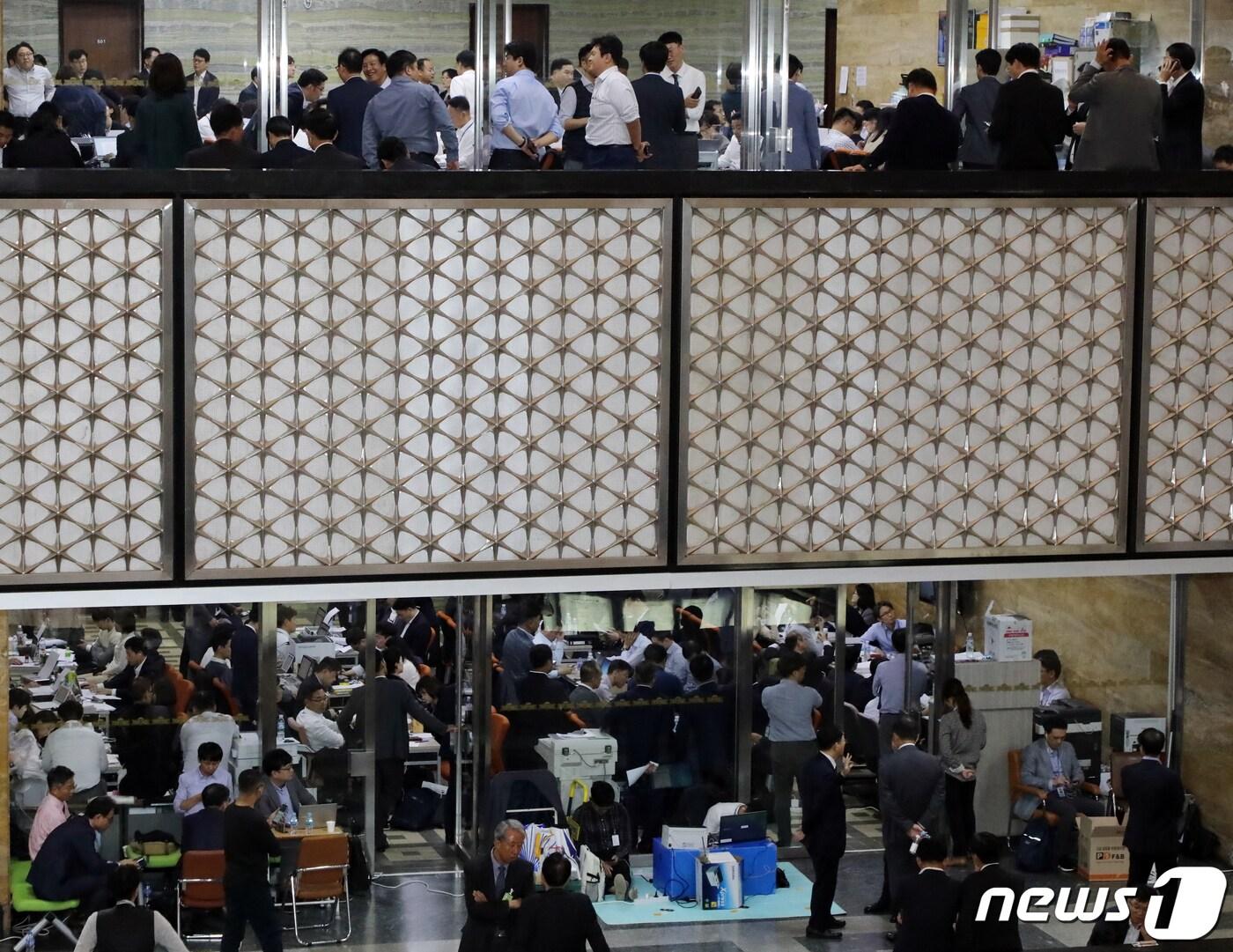 본문 이미지 - 국회 종합감사 날인 21일 서울 여의도 국회 본청 복도에 피감기관 직원들이 보고자료를 준비하느라 분주하게 움직이고 있다. 2019.10.21/뉴스1 ⓒ News1 김명섭 기자