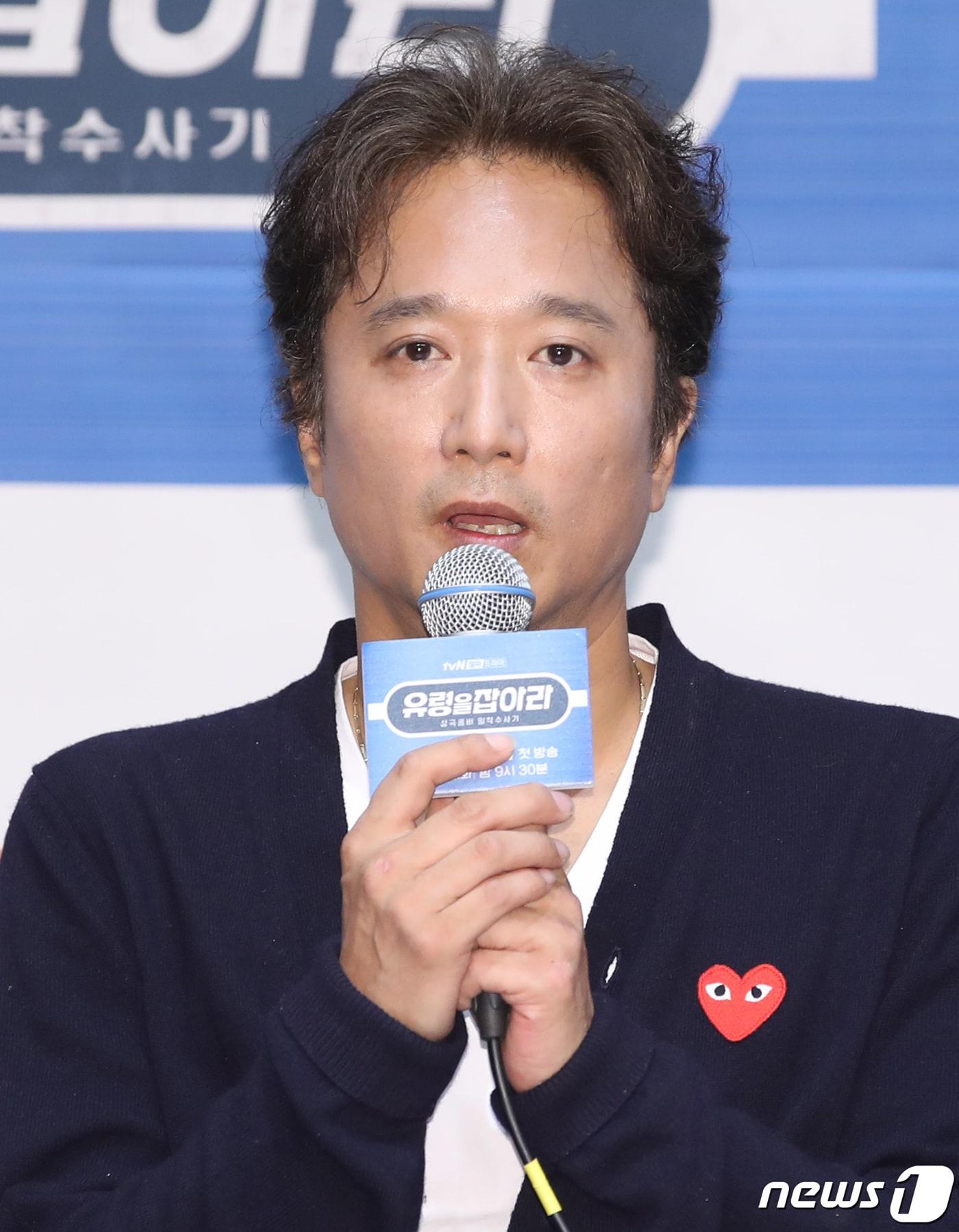 본문 이미지 - 신윤섭 PD가 21일 오후 서울시 라마다 서울 신도림 호텔에서 열린 tvN 새 월화드라마 ‘유령을 잡아라’(극본 소원,이영주) 제작발표회에 참석해 인사말을 하고 있다. ‘유령을 잡아라’는 '유령을 잡아라'는 지하철 경찰대가 '지하철 유령'으로 불리는 연쇄살인마를 잡기 위해 사건을 해결해가는 밀착 수사극이다. 2019.10.21./뉴스1 ⓒ News1 권현진 기자