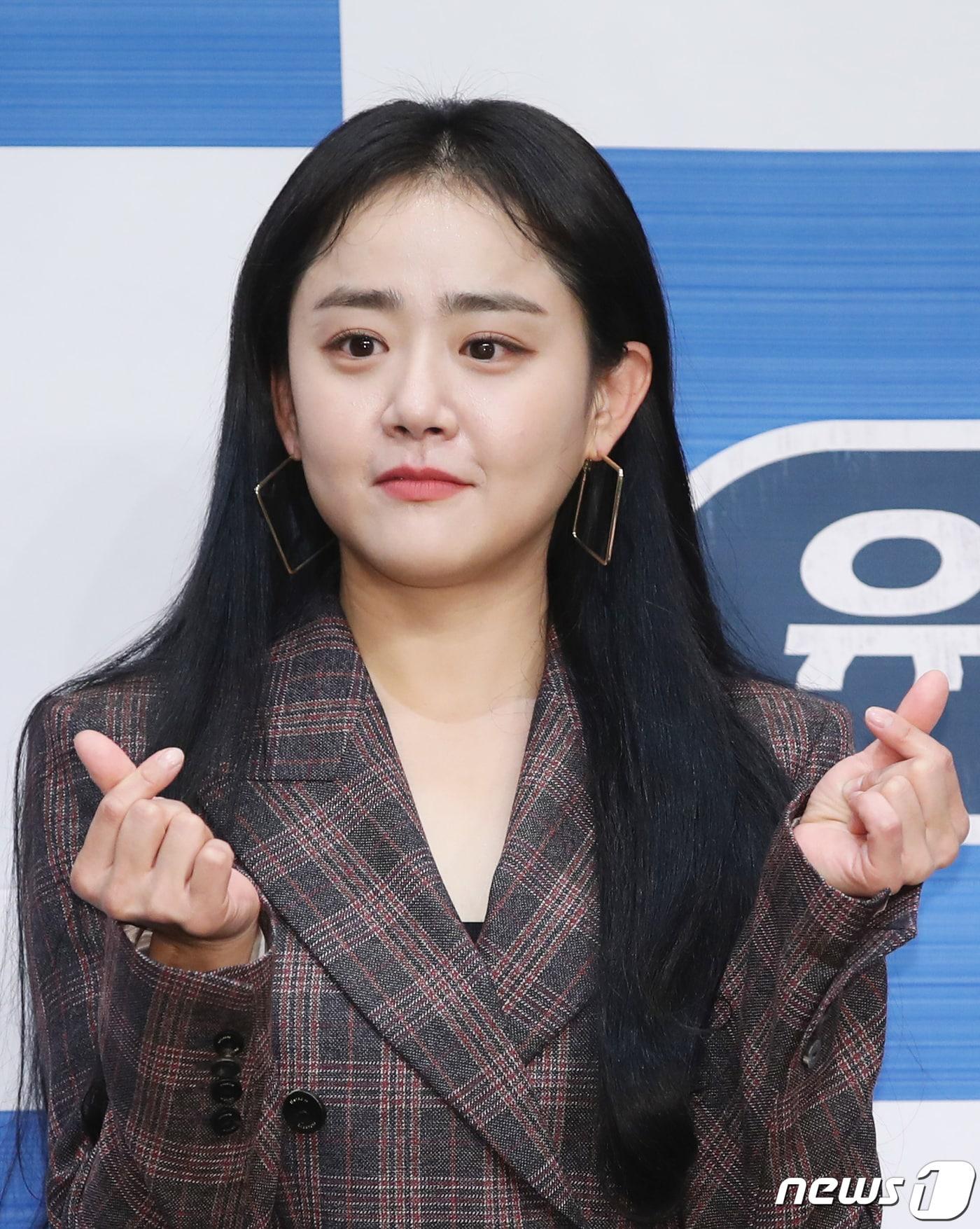 본문 이미지 - 배우 문근영이 21일 오후 서울시 라마다 서울 신도림 호텔에서 열린 tvN 새 월화드라마 ‘유령을 잡아라’(연출 신윤섭/극본 소원,이영주) 제작발표회에 참석해 포즈를 취하고 있다. ‘유령을 잡아라’는 '유령을 잡아라'는 지하철 경찰대가 '지하철 유령'으로 불리는 연쇄살인마를 잡기 위해 사건을 해결해가는 밀착 수사극이다. 2019.10.21./뉴스1 ⓒ News1 권현진 기자