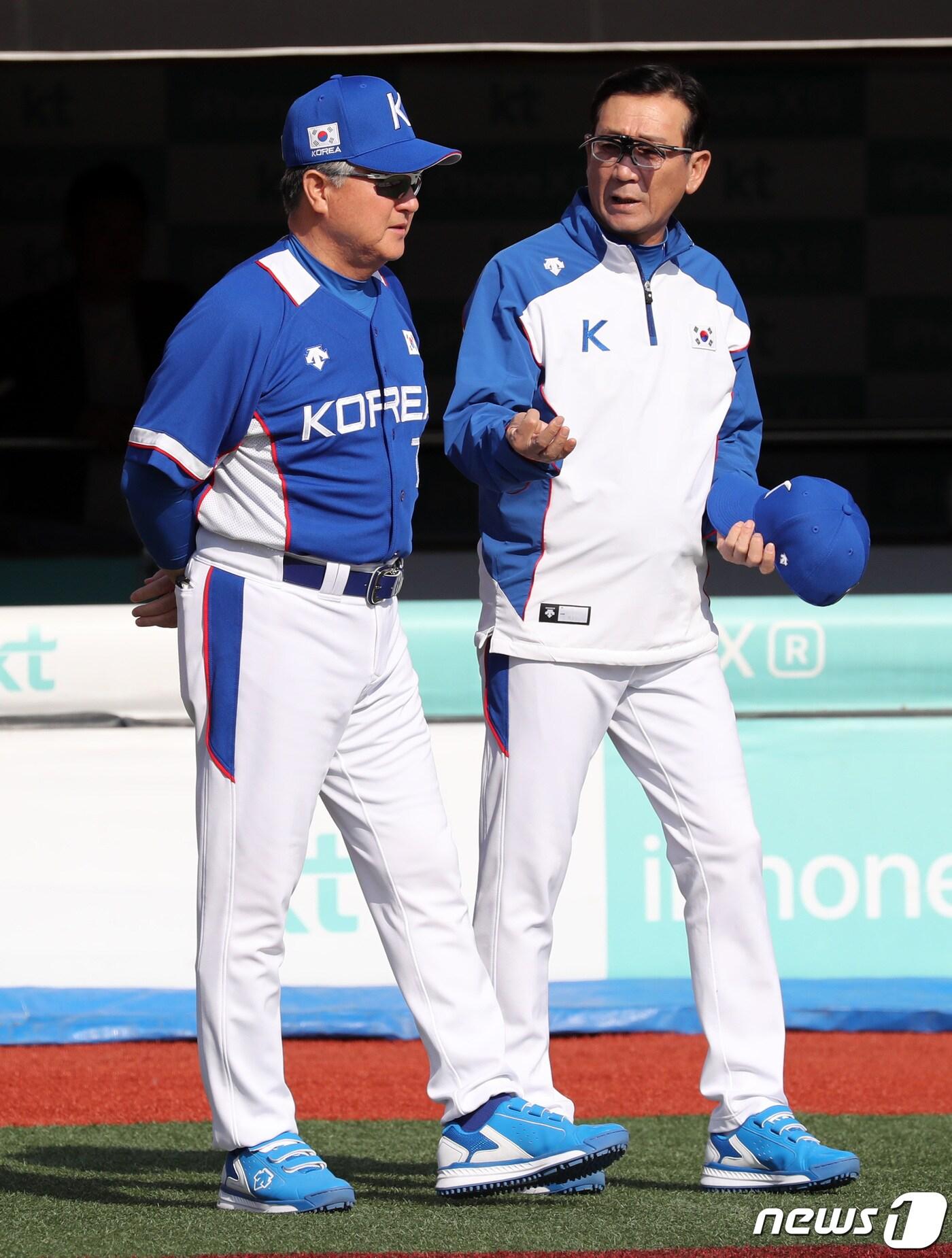 본문 이미지 - 2019 세계야구소프트볼연맹(WBSC) 프리미어12에 참가 중인 한국 야구 대표팀의 김경문 감독(왼쪽)과 최일언 투수코치. /뉴스1 ⓒ News1 조태형 기자