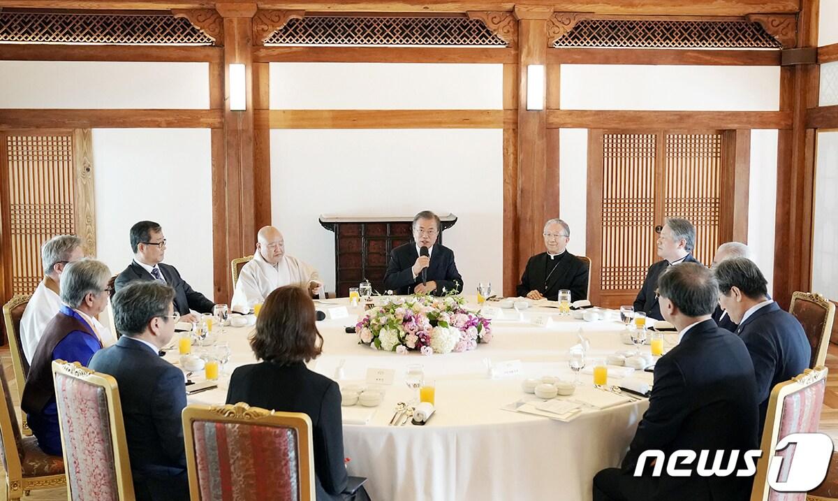 본문 이미지 - 문재인 대통령이 지난 2019년 10월21일 오후 청와대 상춘재에서 7대 종단 지도자를 초청해 오찬 간담회를 갖고 있다. (청와대 제공) 2019.10.21/뉴스1