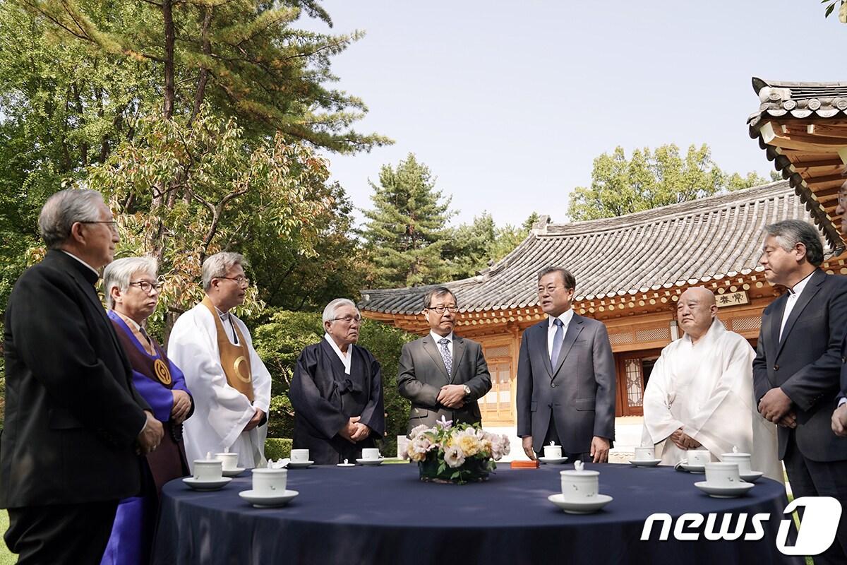 본문 이미지 - 문재인 대통령이 2019년 10월21일 오후 청와대 상춘재에서 7대 종단 지도자를 초청해 오찬 간담회를 갖고 있다. (청와대 제공) 2019.10.21/뉴스1