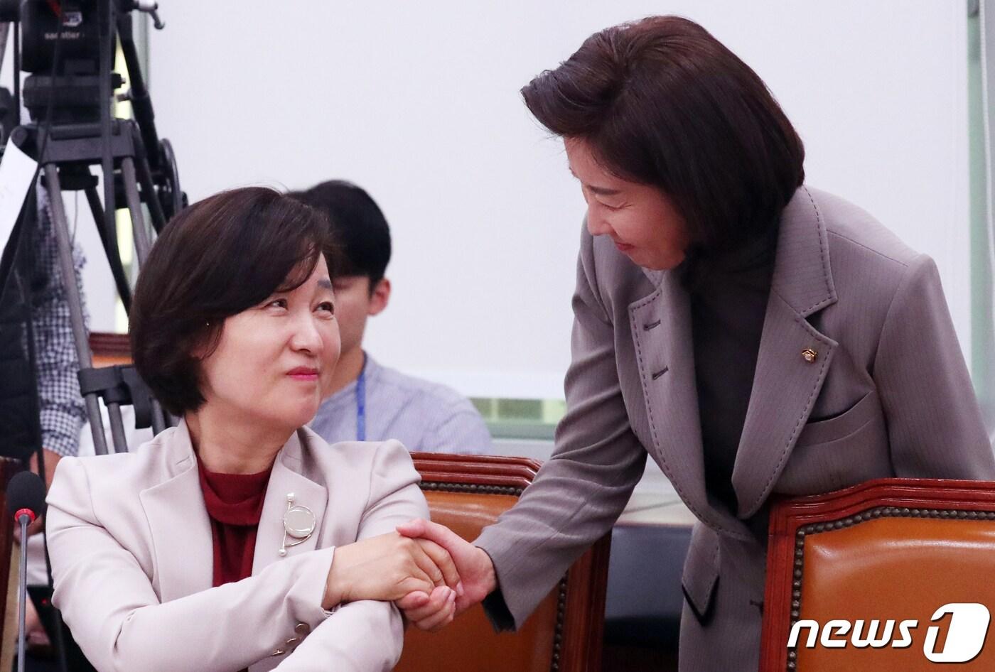 추미애 더불어민주당 의원(왼쪽)과 나경원 국민의힘 의원ⓒ News1 김명섭 기자