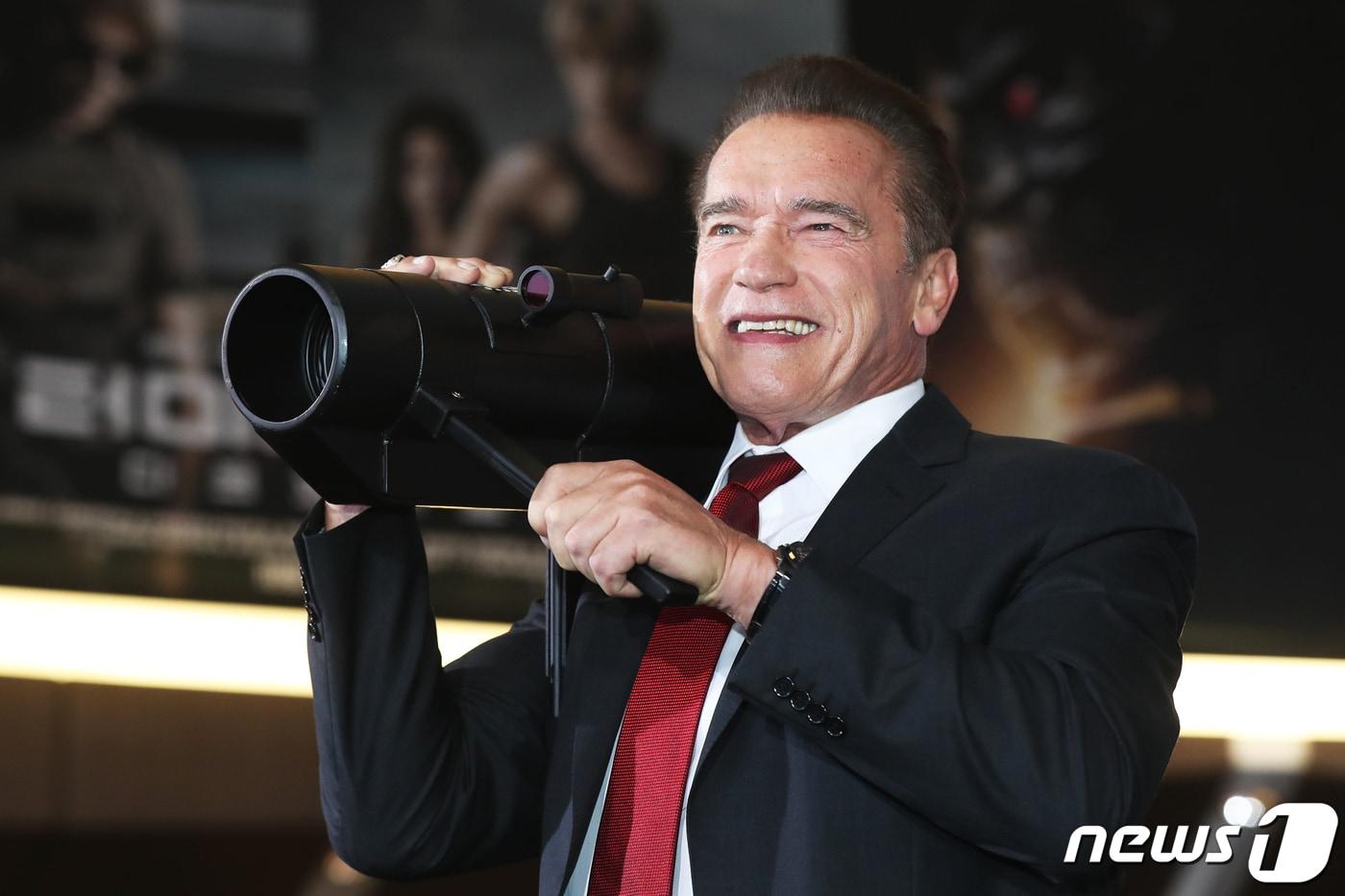 본문 이미지 - 할리우드 배우 아놀드 슈왈제네거가 21일 서울 영등포구 IFC몰에서 열린 영화 ‘터미네이터 : 다크 페이트’ 레드카펫 행사에 참석해 포즈를 취하고 있다.  2019.10.21/뉴스1 ⓒ News1 민경석 기자