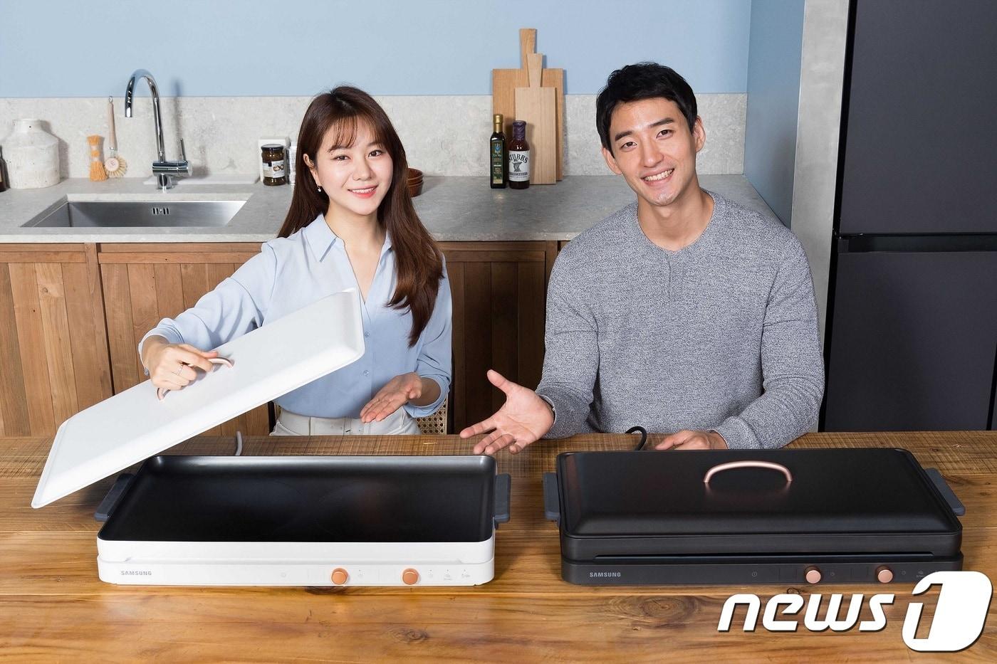 삼성전자가 집에서 요리와 홈파티를 즐기는 소비자를 위한 인덕션 '더 플레이트 (The Plate)'를 23일 출시한다. 삼성전자 모델들이 더 플레이트(The Plate) 제품을 소개하고 있다.(삼성전자 제공) 2019.10.22/뉴스1 ⓒ 뉴스1