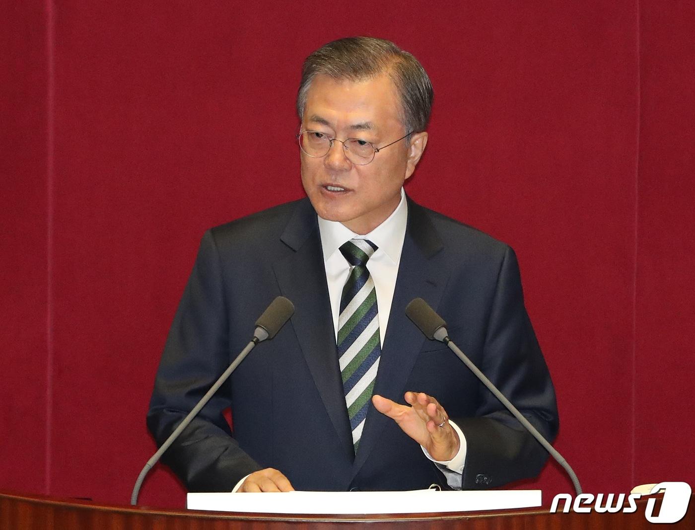 본문 이미지 - 문재인 대통령이 22일 오전 서울 여의도 국회 본회의장에서 2020년도 예산안 시정연설을 하고 있다. 2019.10.22/뉴스1 ⓒ News1 김명섭 기자