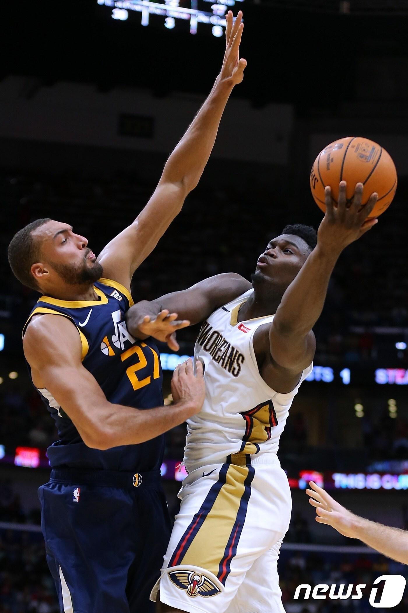 본문 이미지 - 뉴올리언즈 펠리컨스 자이언 윌리엄슨.(오른쪽) ⓒ AFP=뉴스1