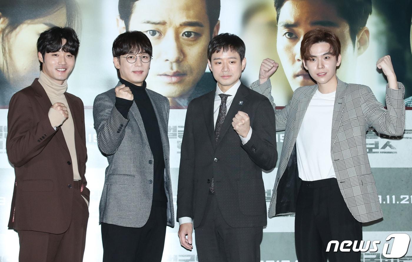 배우 이하율(왼쪽부터), 진이한, 천정명, 김도훈이 22일 오전 서울 강남구 CGV압구정에서 열린 영화 '얼굴없는 보스'(감독 송창용) 제작보고회에 참석해 포즈를 취하고 있다 '얼굴없는 보스'는 피도 눈물도 없는 냉혹한 건달 세계, 멋진 남자로 폼 나는 삶을 살 수 있을 거란 일념으로 최고의 자리까지 올랐지만 끝없는 음모와 배신 속에 모든 것을 빼앗길 위기에 처한 보스의 리얼 감성 느와르다. 2019.10.22/뉴스1 ⓒ News1 권현진 기자